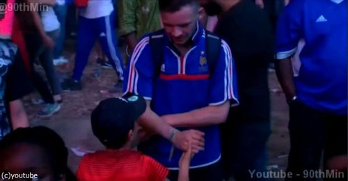 フランス人をポルトガルの少年がなぐさめる03