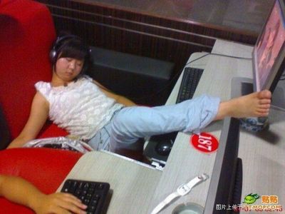 中国のネットカフェでぐっすり眠る人々03