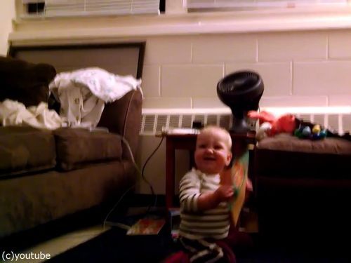 音の流れるクリスマスカードと赤ちゃん01