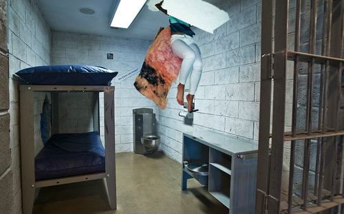 パーティをしていたら女の子が天井から落ちてきた 目を疑う写真 らばq