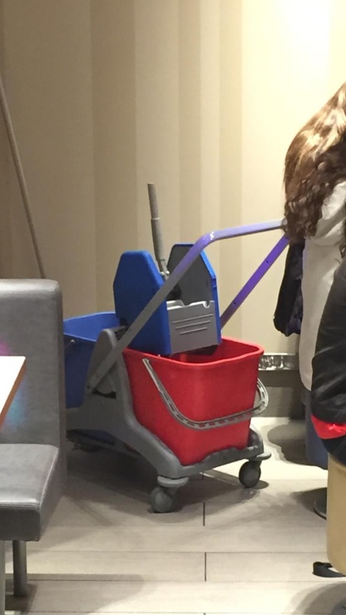トランスフォーマーみたいなモップ用具01.jpg