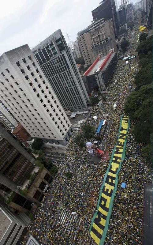 400万人が政府に抗議中のブラジル01