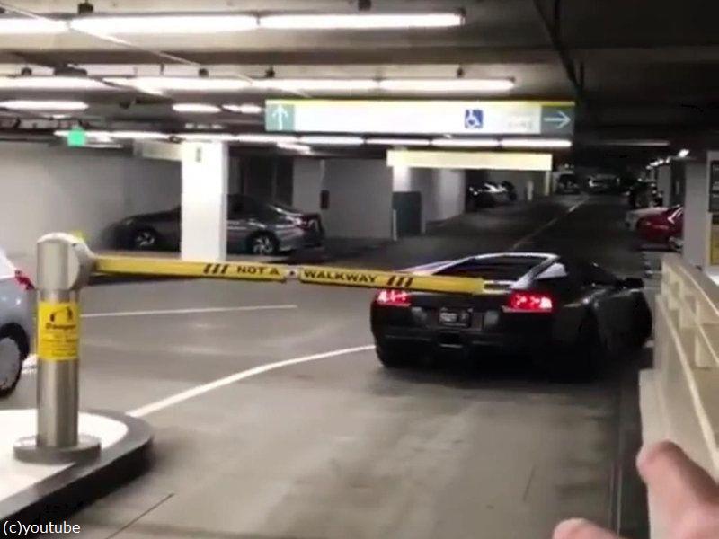 今日 ランボルギーニには駐車料金が必要ないことを知った この車ならではのハプニング らばq