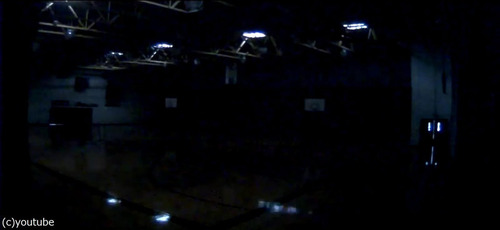 トルネードが体育館を破壊01