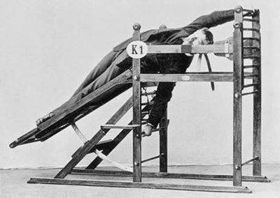 むしろ拷問?かなり無理がある昔の健康器具の写真04