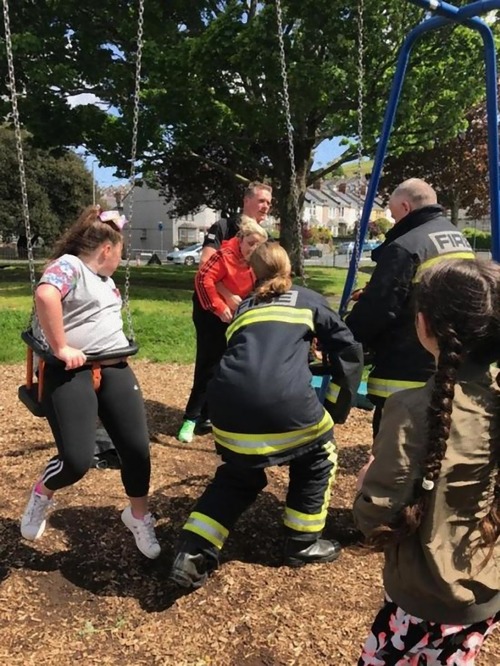 姪と叔母がブランコから抜けられなくなる03