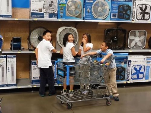 扇風機の前で歌う子供たち01