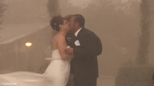 結婚式の愛の誓いのときに強烈な嵐10