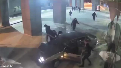 ロシアの空港に車が突入、警備員との追いかけっこ07