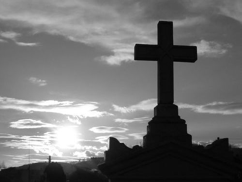 墓から娘たちをコントローする富豪の父00