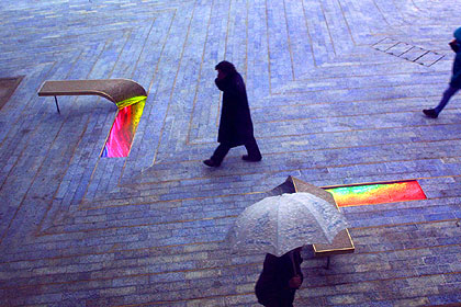 地面をはがしたようなベンチ03