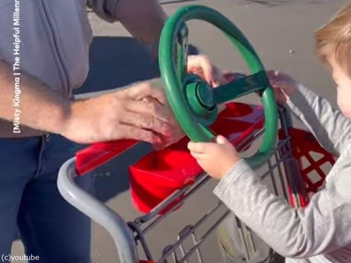 海外パパがショッピングカートにハンドルを付けたら…子供は大喜び（動画）
