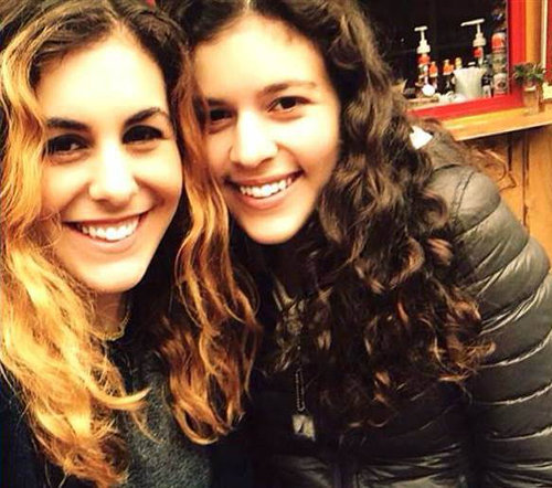 墓から娘たちをコントローする富豪の父01