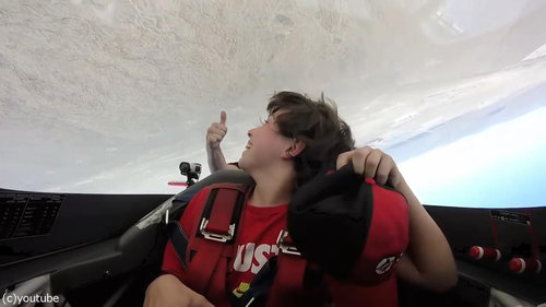 宙返り飛行中に気を失う少年07