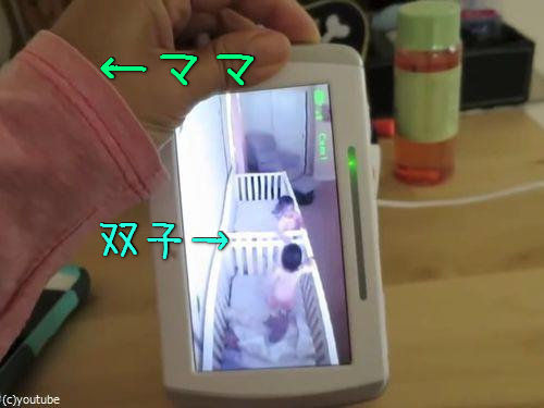 ママの声で寝たふりをする双子00