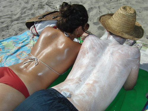 白人の夫がコロンビアの妻とビーチに行くとき01