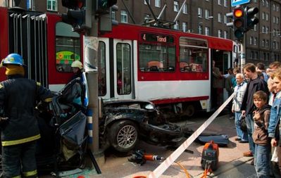 BMWと電車の事故で無傷02
