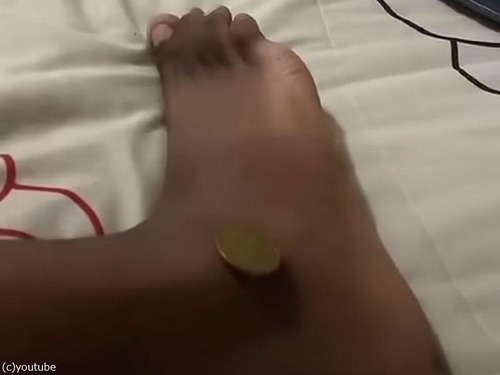 くるぶしの上に置いたコインを吹っ飛ばせる特殊能力（動画）