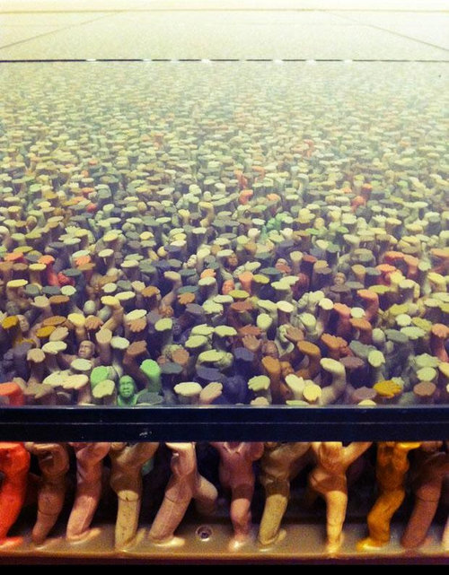 フィギュアに支えられている床02