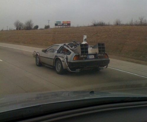 高速道路で見かけたデロリアン