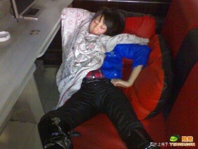 中国のネットカフェでぐっすり眠る人々04