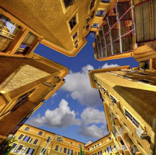 建物から見上げた空08