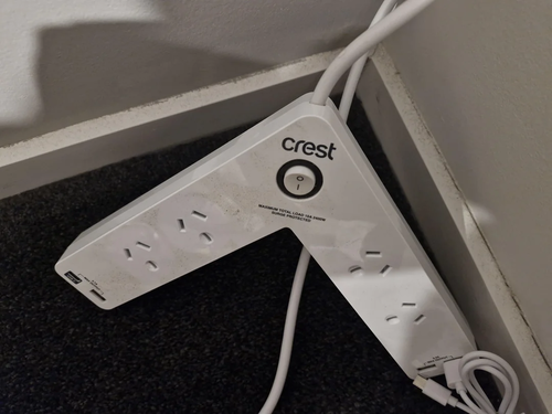 部屋のコーナーにぴったりの電源タップ00