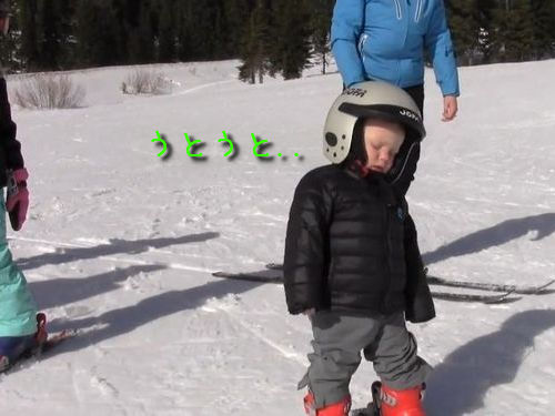 スキー中に爆睡する男の子