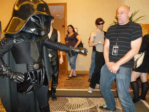 軍人のダースベイダーごっこ02