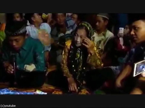 16歳少年と71歳女性が結婚04