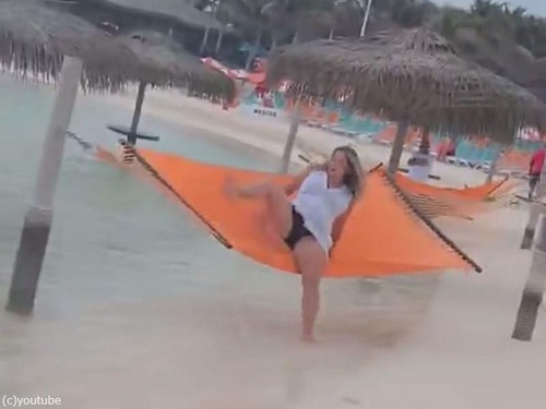 リゾートビーチで浮かれ気分の女性が…ハンモックに座ってひっくり返る（動画）