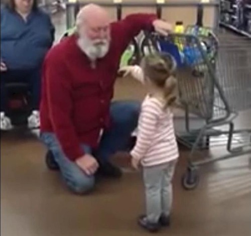 女の子、一般男性をサンタと間違える03