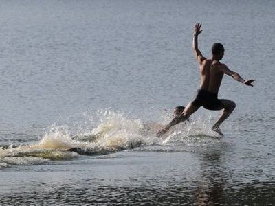 水の上を走る少林寺の修行僧00