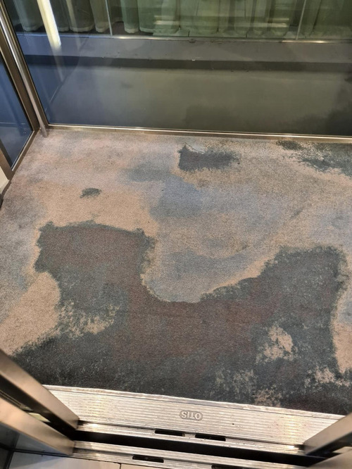 ホテルのエレベーターのカーペット01