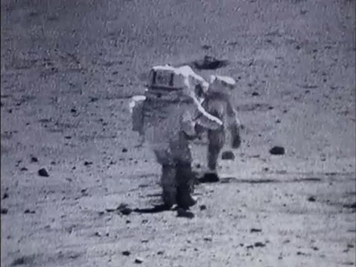 宇宙飛行士たちは月面で結構転んでます03