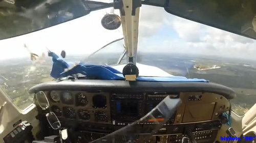 バードストライクで飛行機のフロントが吹っ飛ぶ05