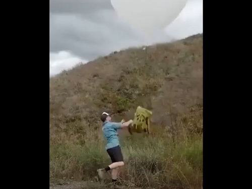 「荷物をヘリウムガス風船で浮かしたらハイキングが楽になるのでは？」→海外男性が実行してしまう