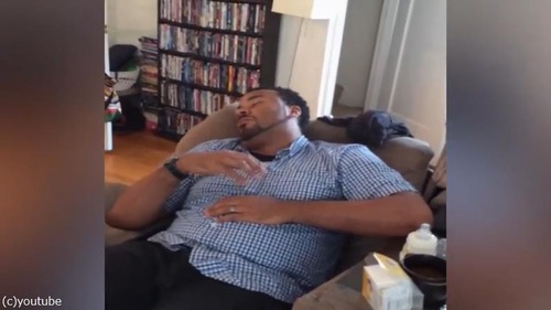 パパの寝相がキュート過ぎる01