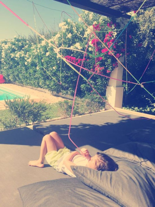 寝てる娘の前に50mのストロー01