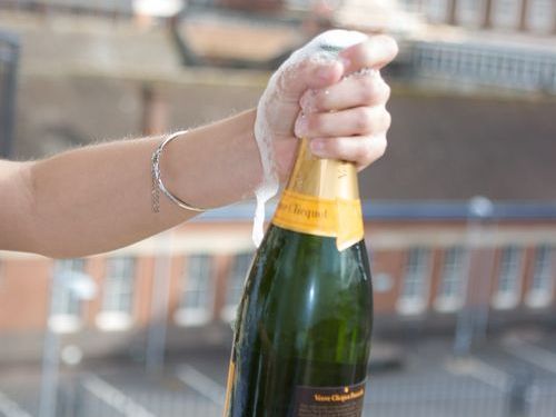 シャンパンがミサイルのように直撃00