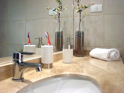 鏡のように対象に動く人々00