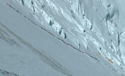 エベレストで渋滞01