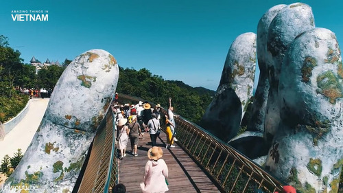 巨人の手が支えるベトナムの橋04