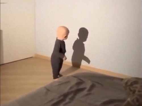 壁に映った自分の影と出会った赤ちゃん…全身を使って動きを確認する