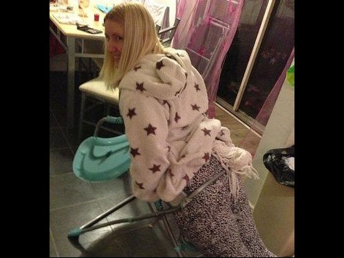 大人が子供のイスに座るべきじゃない理由00