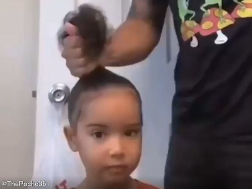 娘の髪を結ってあげるパパ