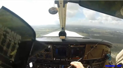 バードストライクで飛行機のフロントが吹っ飛ぶ06