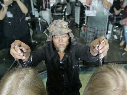 目を閉じて髪を切る美容師01