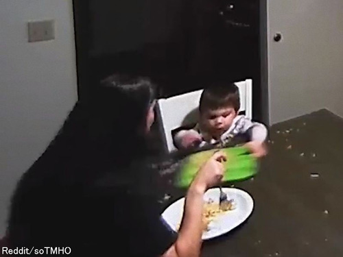 「このママの反応速度は凄まじい…」幼児が吹っ飛ばした食器をキャッチする