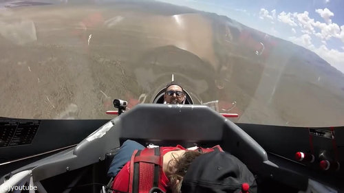 宙返り飛行中に気を失う少年05